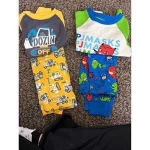 Like new boy's pajamas 2 pair size 5